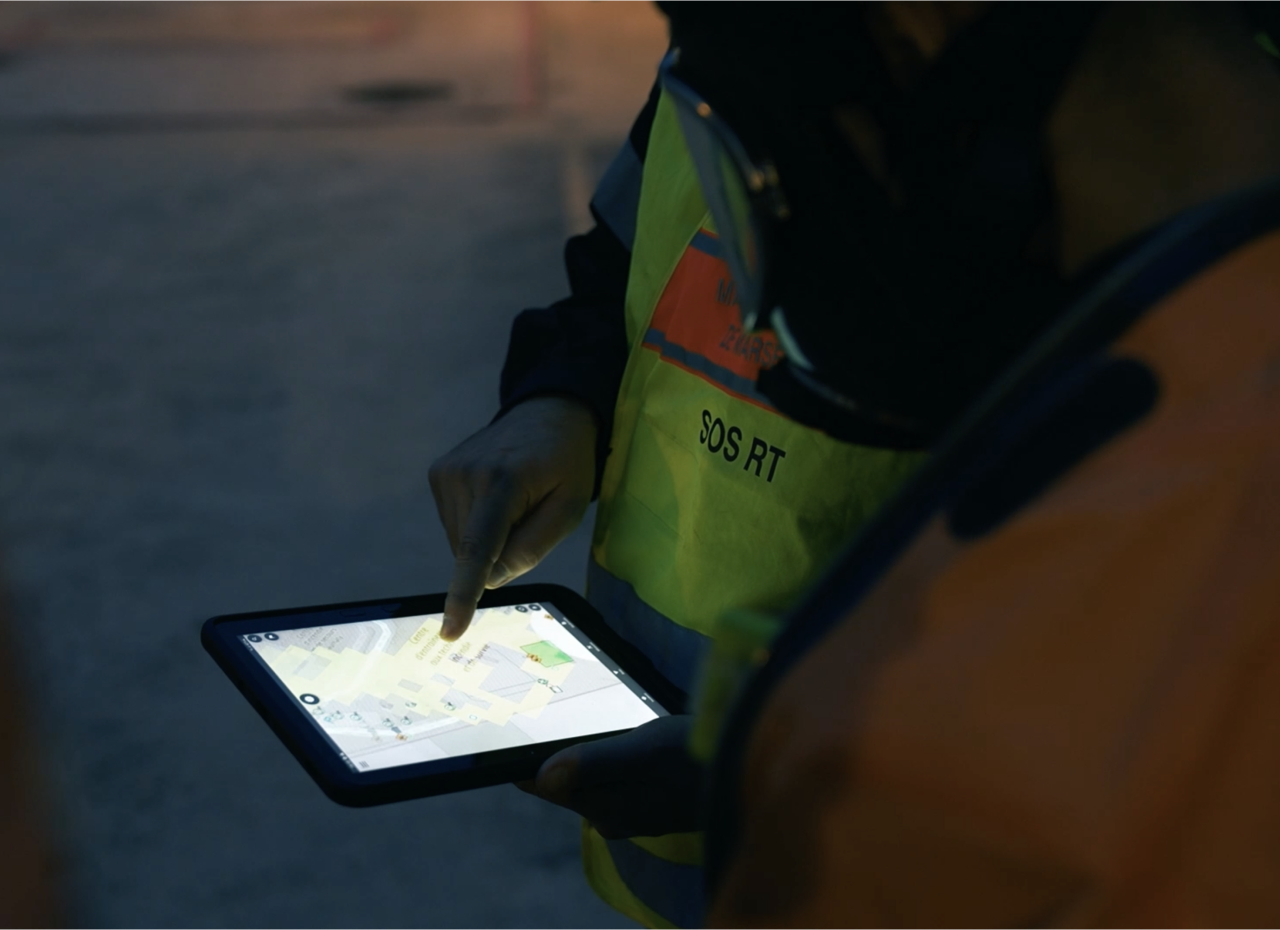 une personne des secours utilise une tablette lors d'un test