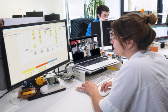 une chef de projet devant son ordinateur en visio