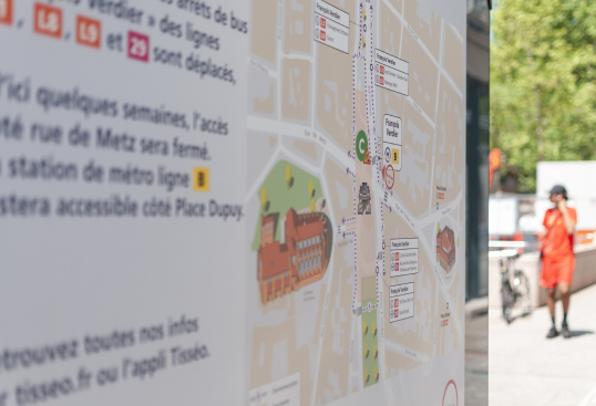 Panneau avec une carte de la ville